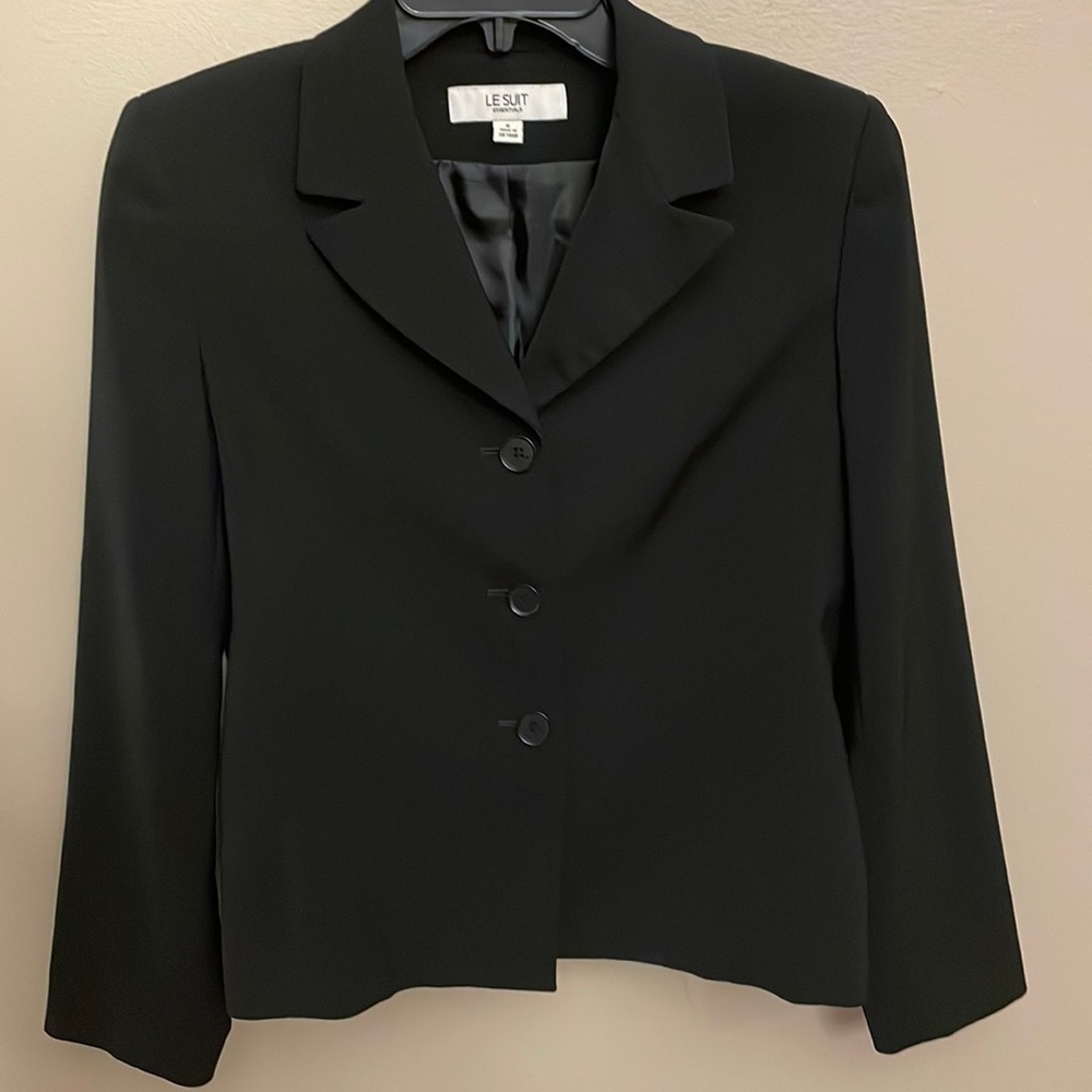 Le Suit Essentials women’s Black 3 button jacket / blazer size 6